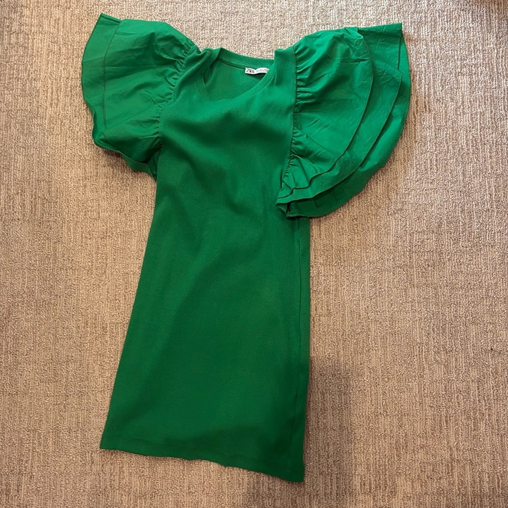 Green ZARA dress
Size Large
Never worn